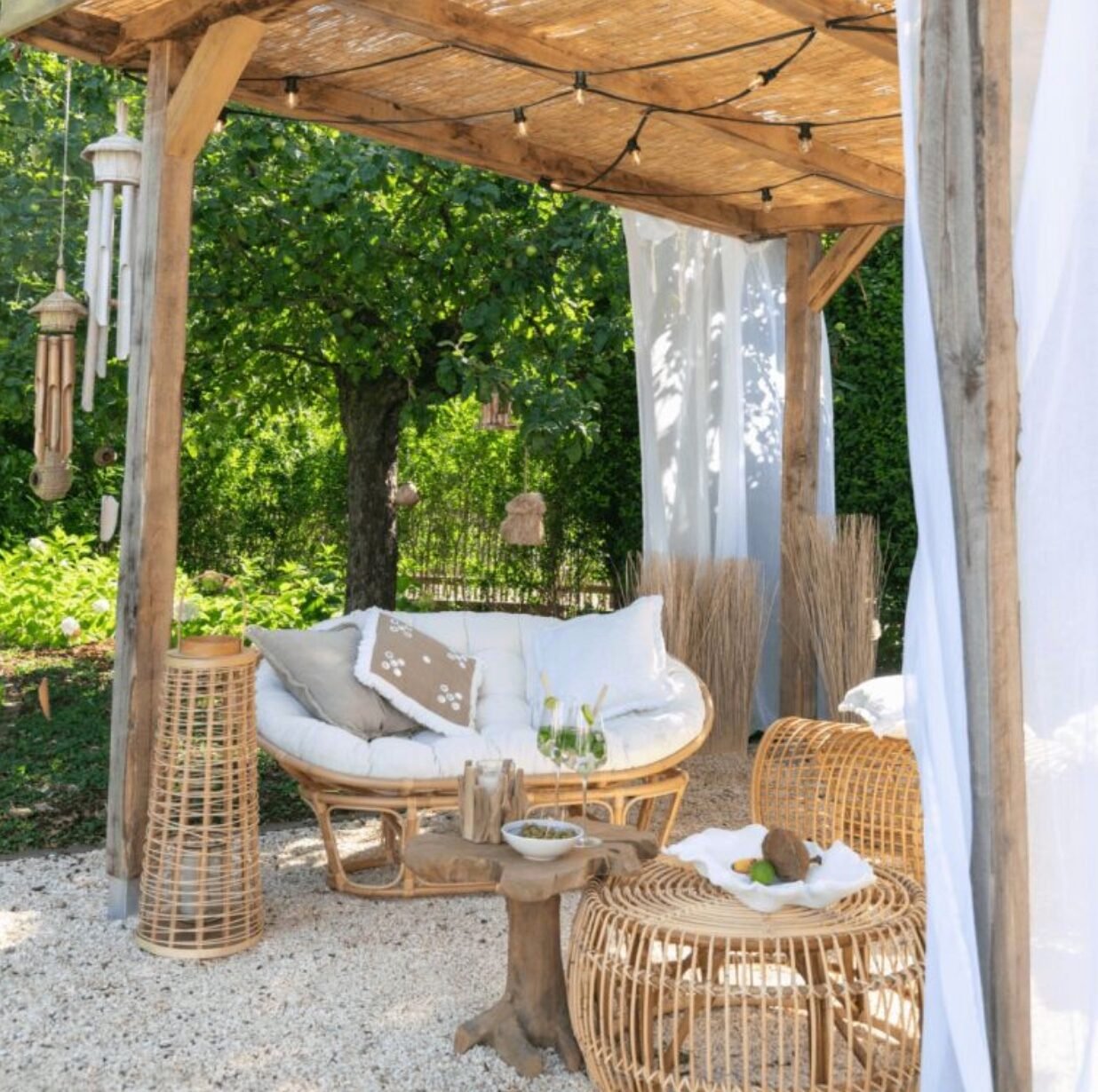 salon jardin mobilier bois rotin coussin blanc