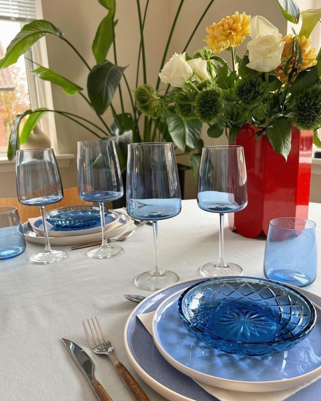 art de table deco assiette ronde bleu pastel vase rouge