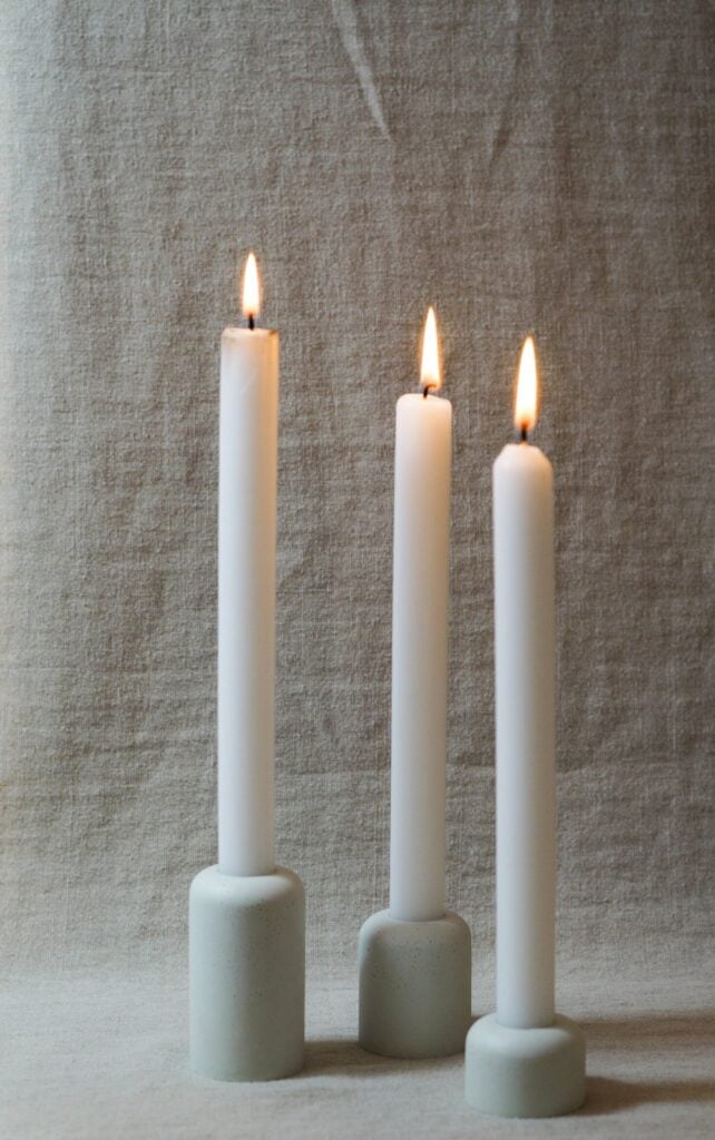 bougie moderne gris blanc deco sobre