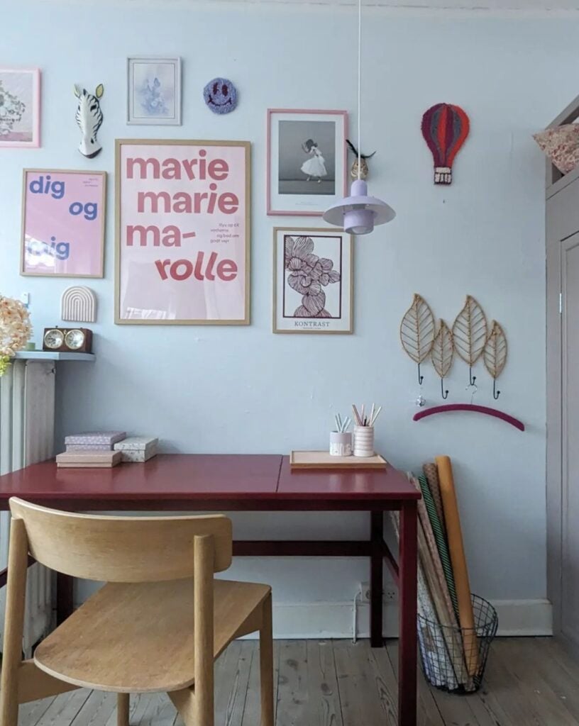 chambre enfant bureau table rouge bordeaux mur de cadre