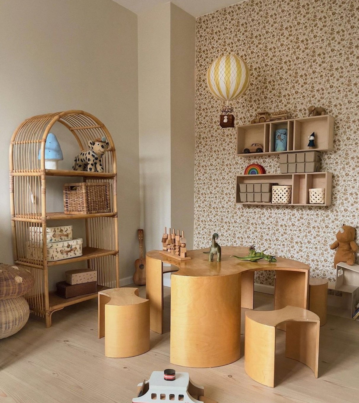 chambre enfant tapisserie fleuri retro marron