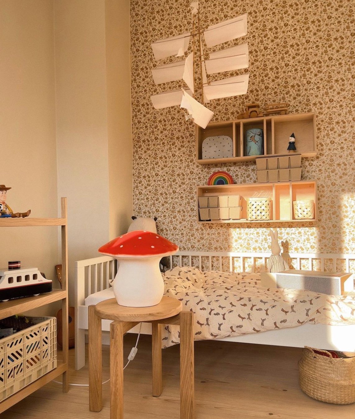 chambre lit simple tapisserie fleuri retro marron