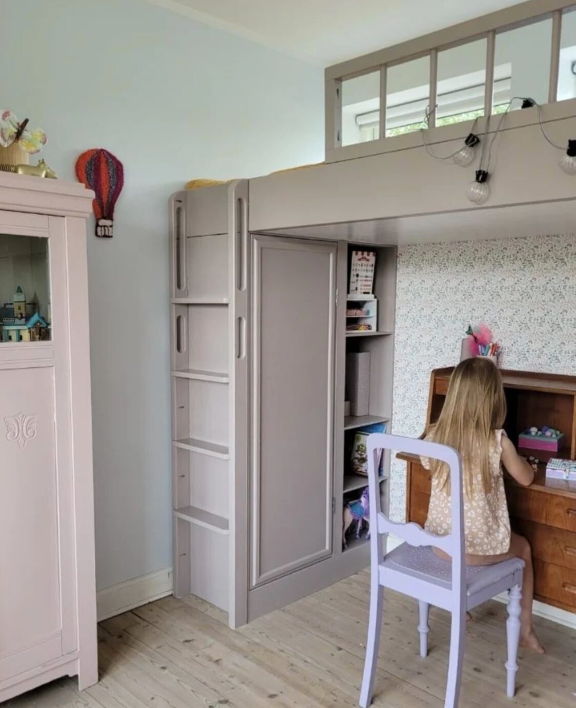 chambre mezzanine bois taupe sol parquet bois