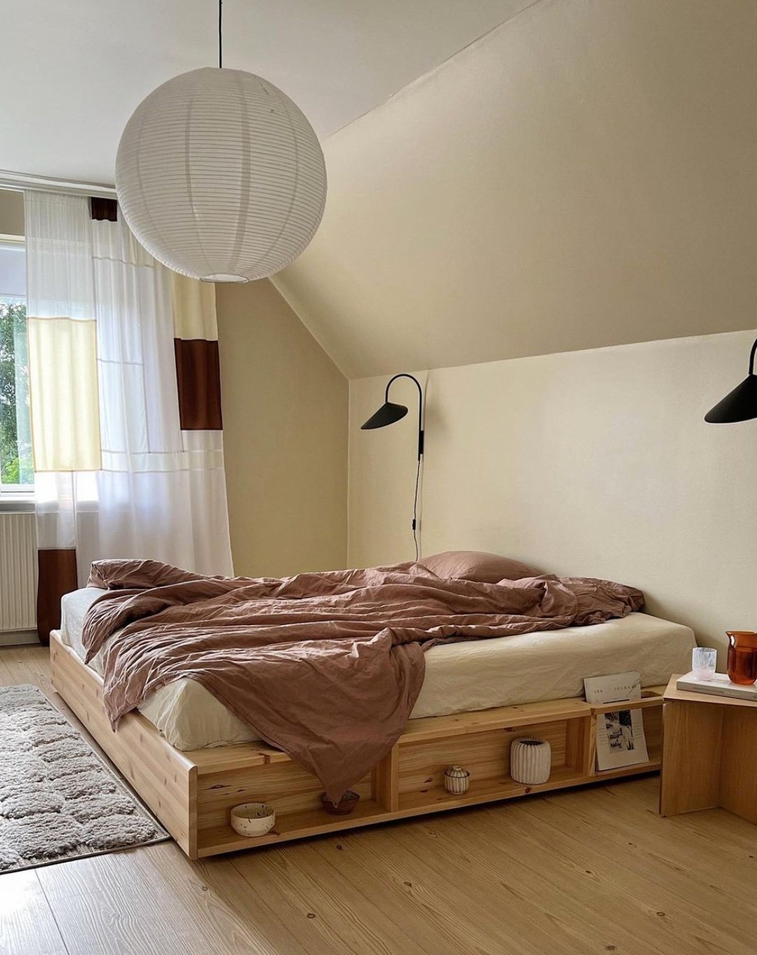 chambre parentale drap rose poudre suspension ronde blanche papier