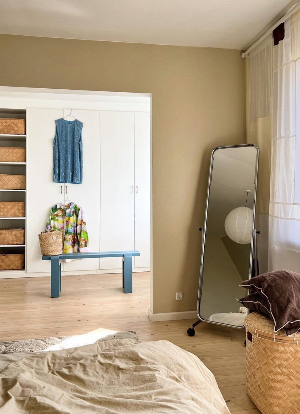 chambre parentale dressing miroir roulette banc bleu pastel