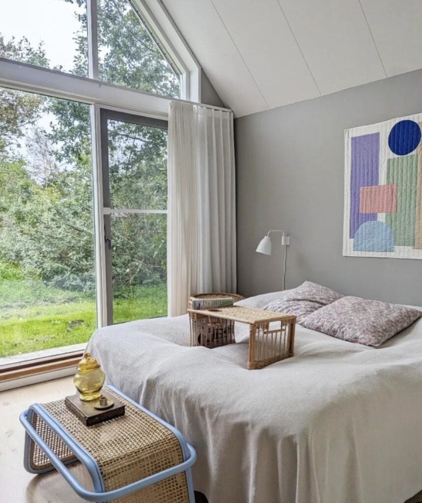 chambre parentale lit double banquette bois bleu pastel baie vitree