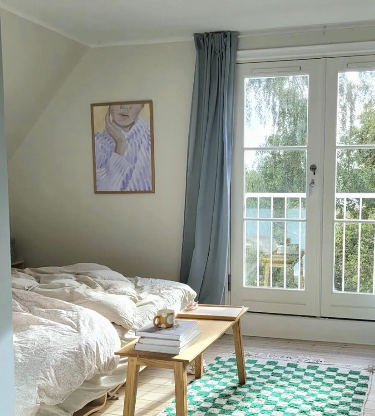 chambre tapis vichy vert blanc table basse bois rideau fluide bleu