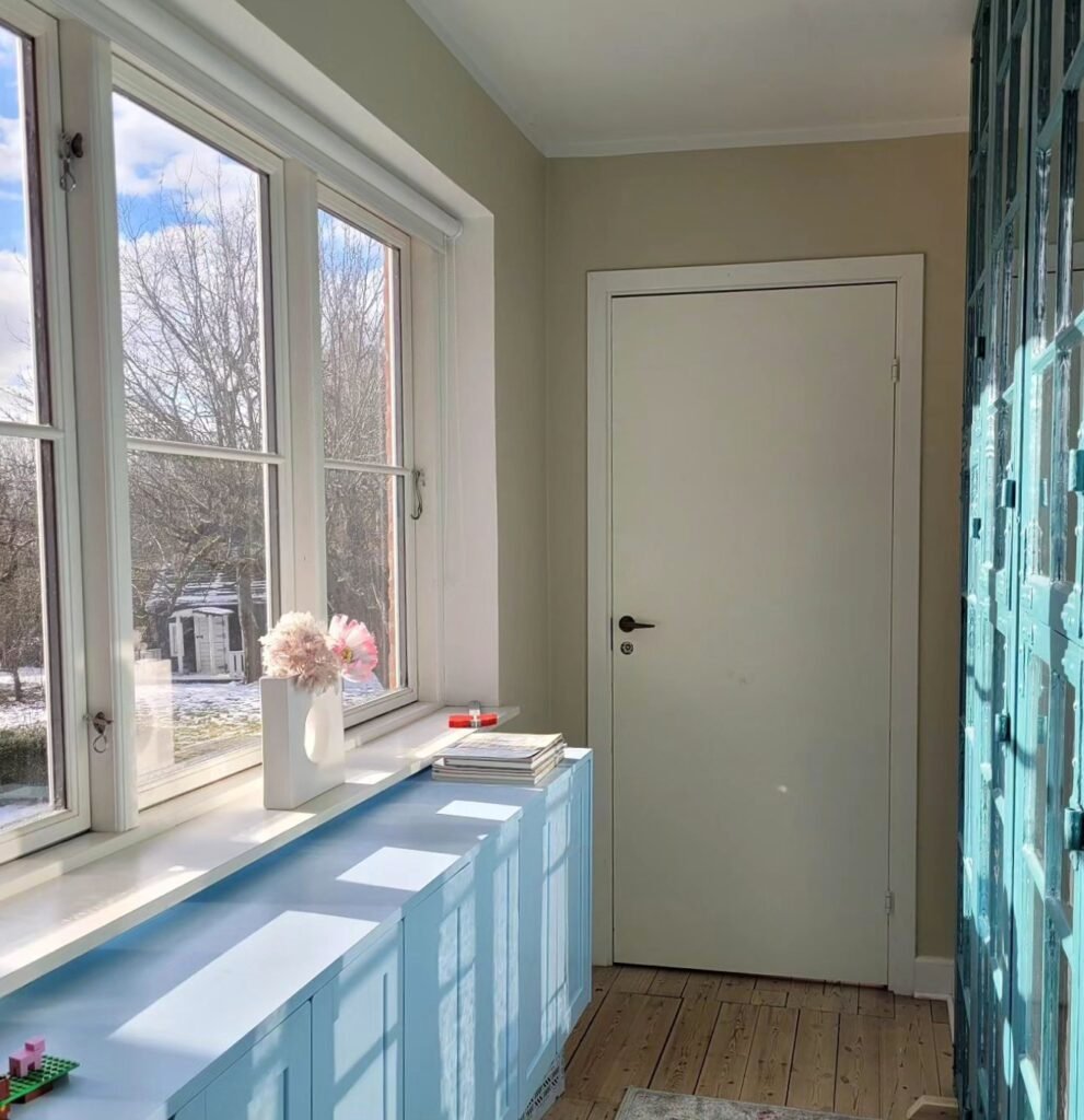 couloir commode bleu pastel deco lumineuse