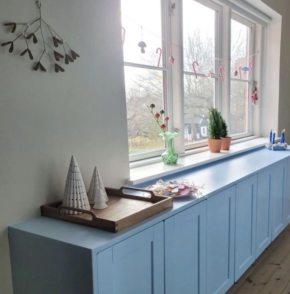 couloir commode bleu pastel decoration