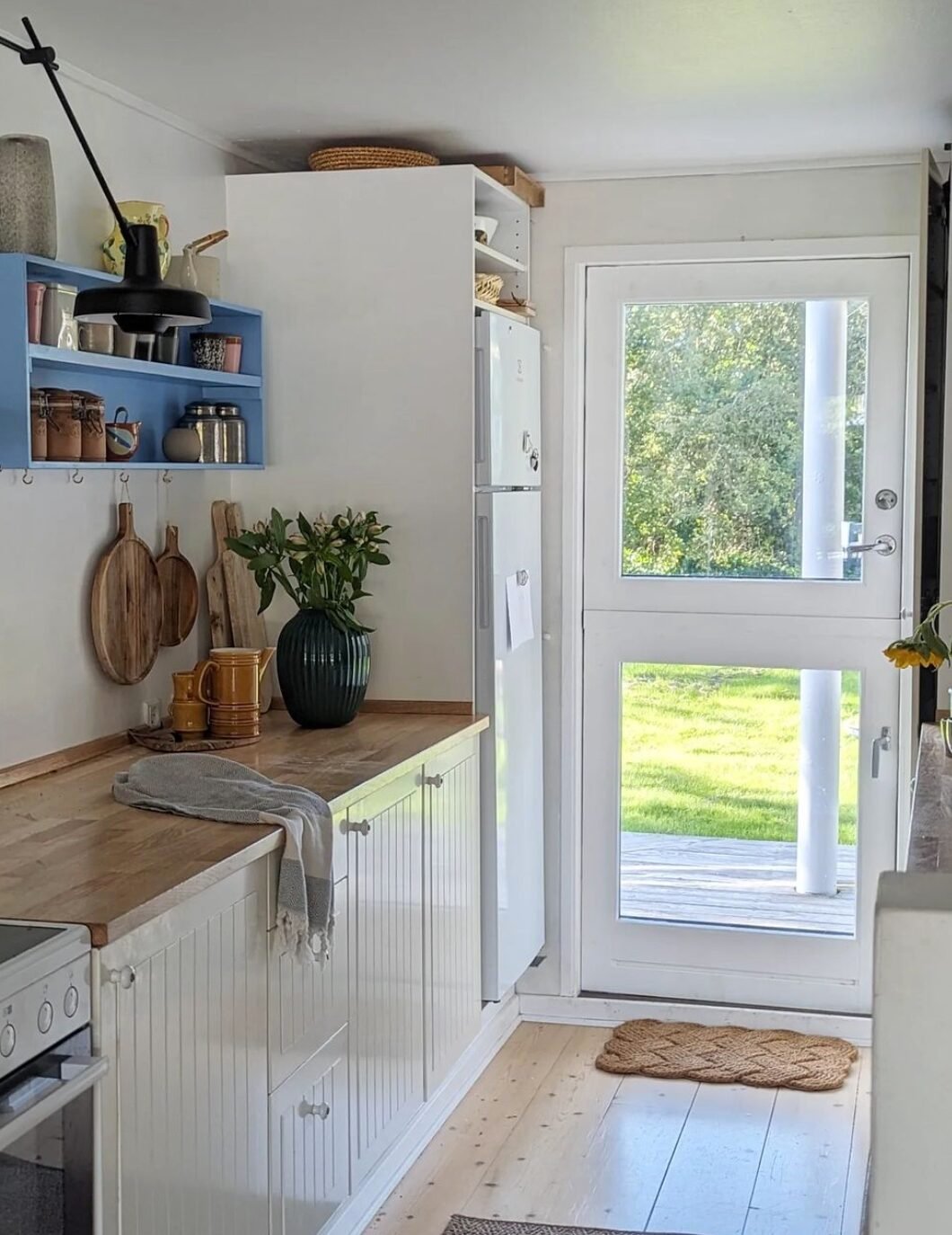 cuisine meuble blanc sol parquet bois tapis osier