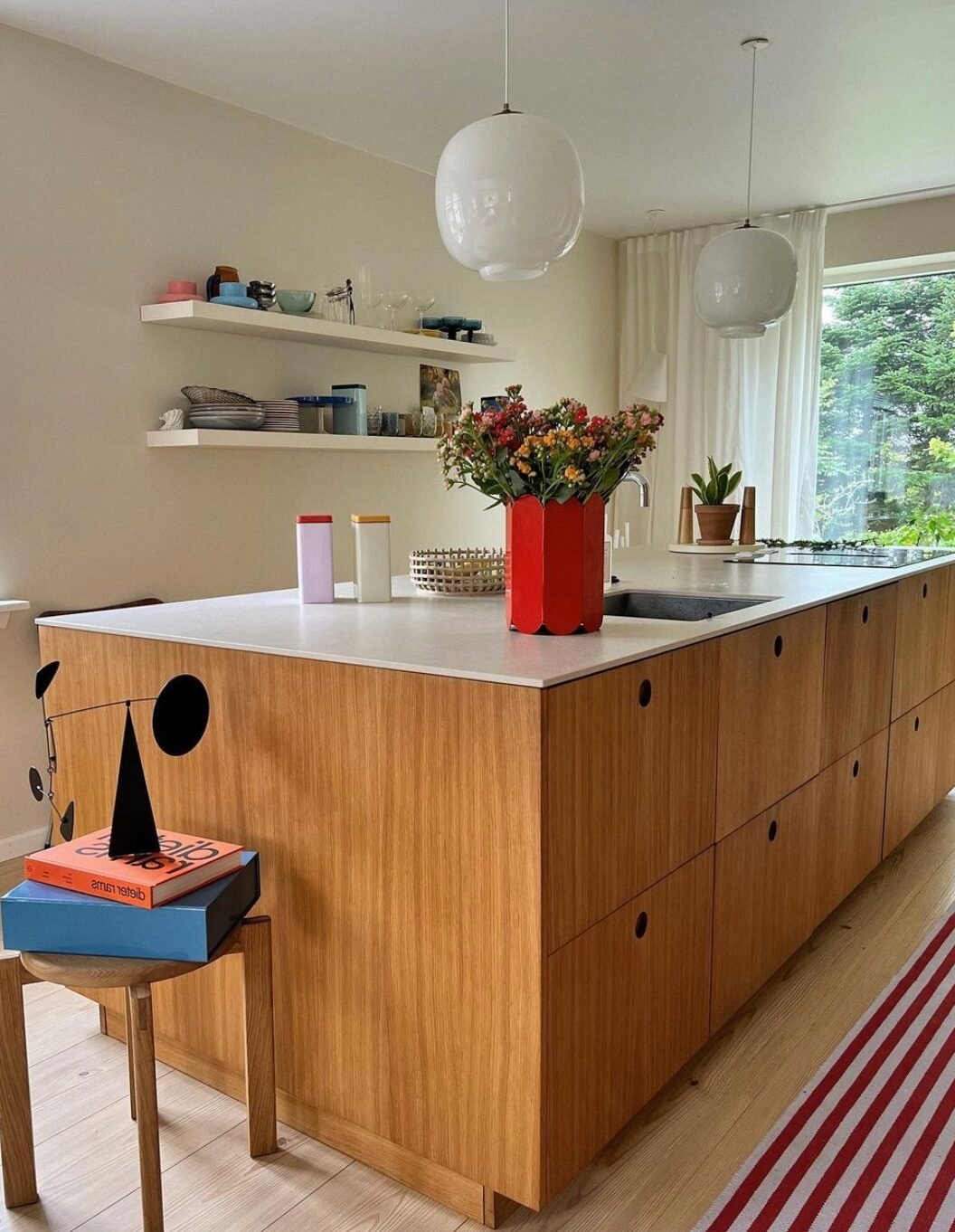 cuisine ouverte ilot central bois tapis blanc rouge