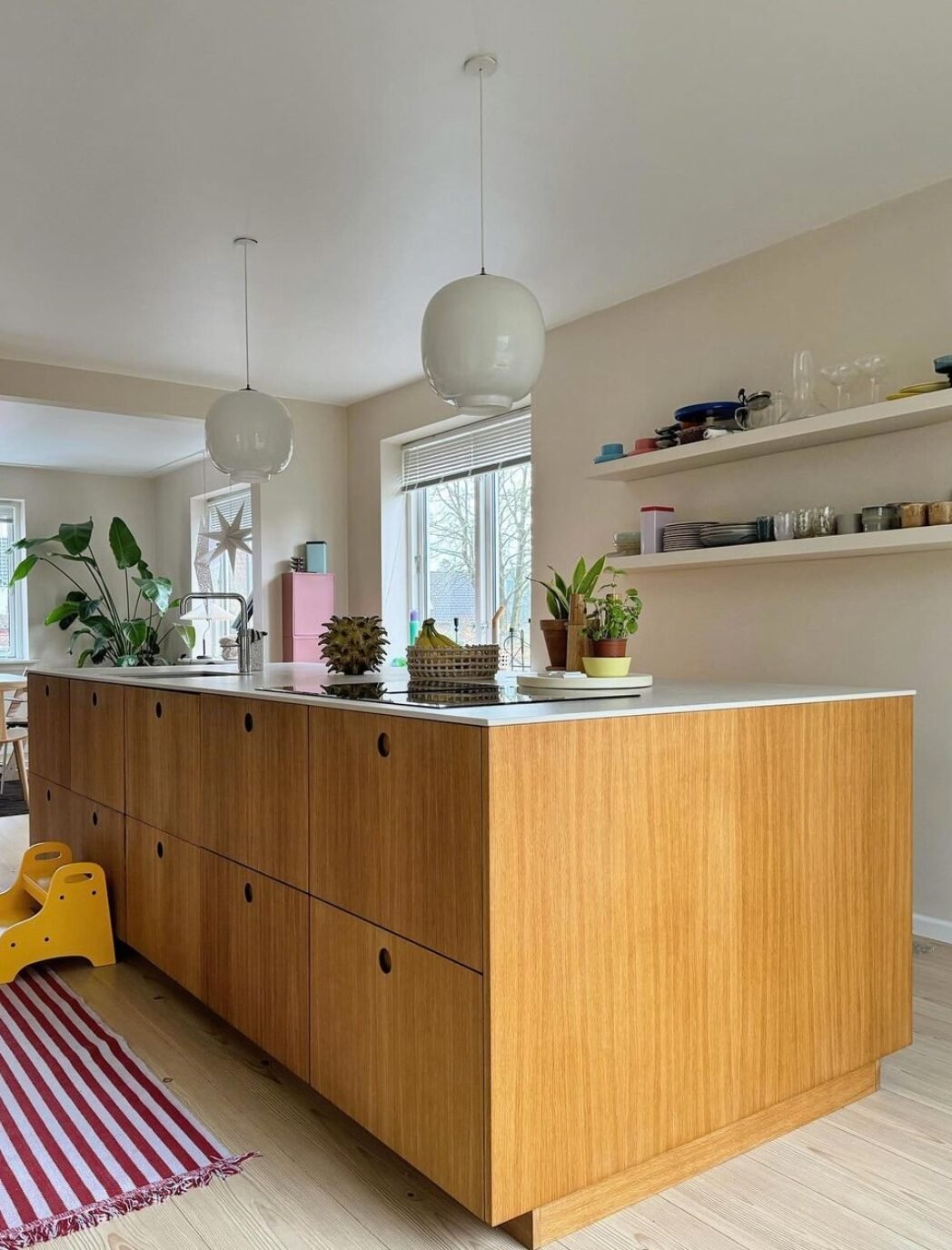 cuisine ouverte ilot central bois tapis rayure blanc rouge