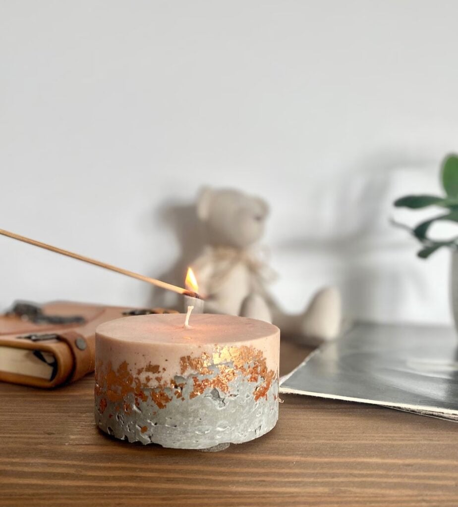 deco maison tendance Bougie Beton gris rose doree elegant