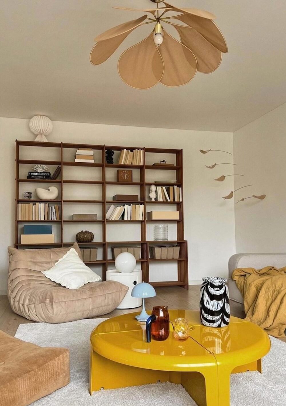 decoration fauteuil pouf marron tapis beige table basse jaune moutarde