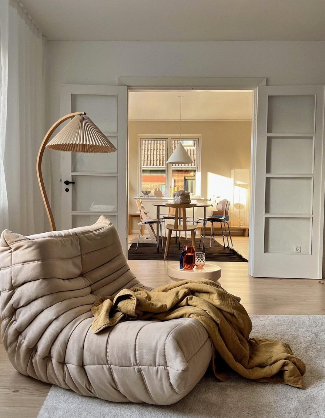 fauteuil marron cafe tapis plaid jaune moutarde