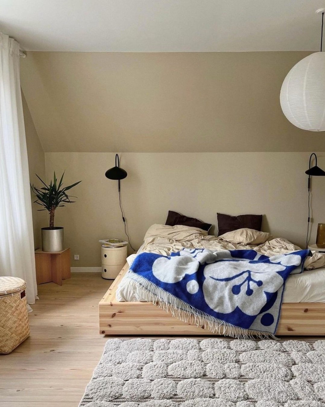 lit double planche bois tapis beige suspension panier rotin