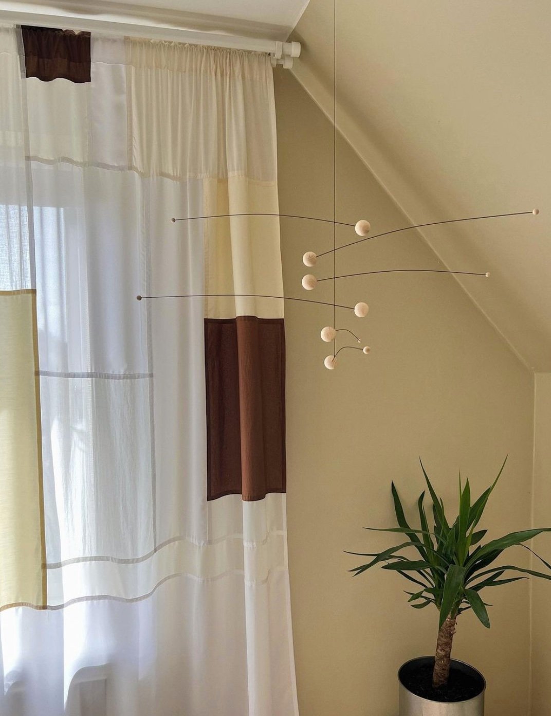 rideaux fluide suspension design plante verte chambre parentale