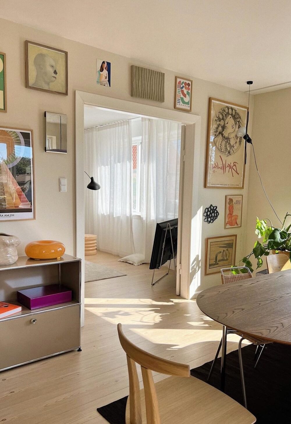 salle a manger lumineuse spacieuse table bois parquet