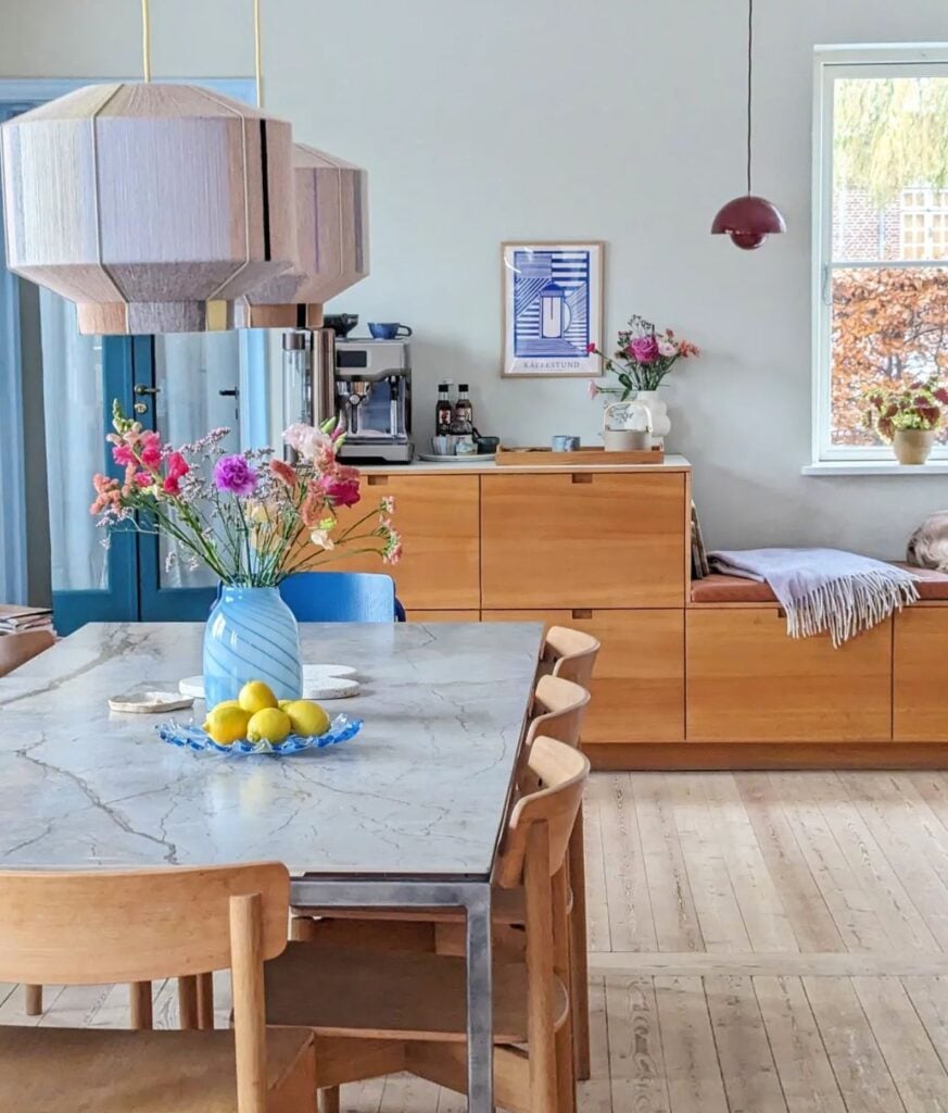 salle a manger table rectangle marbre blanc sol parquet bois