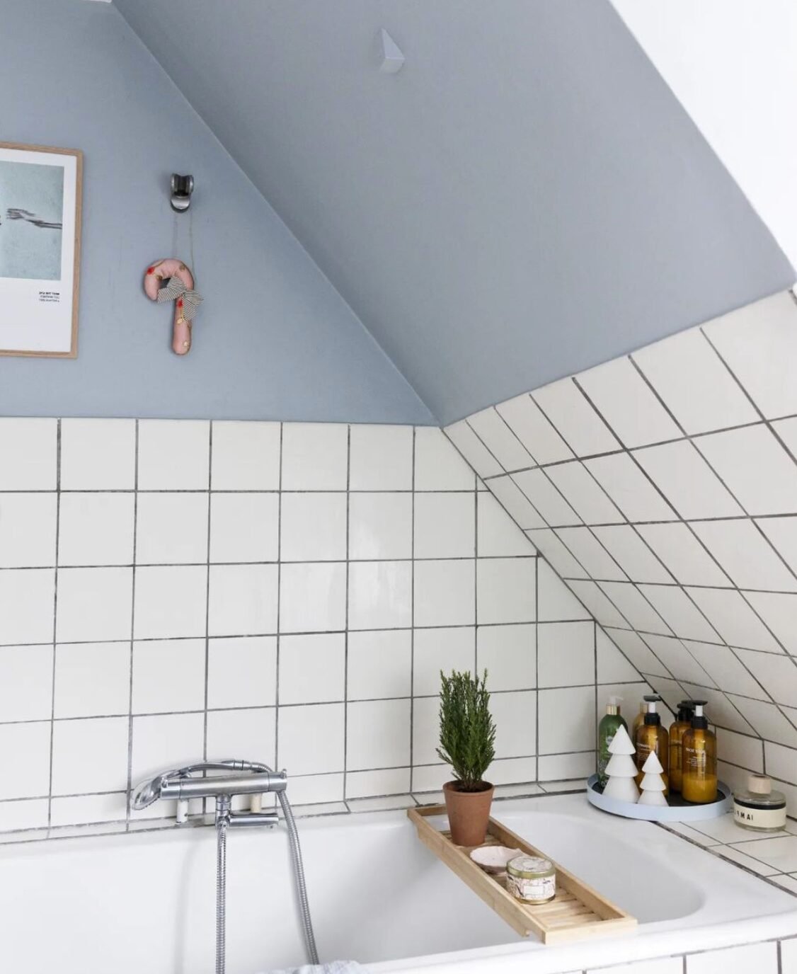 salle de bain baignoire blanc mur carrelage bleu pastel