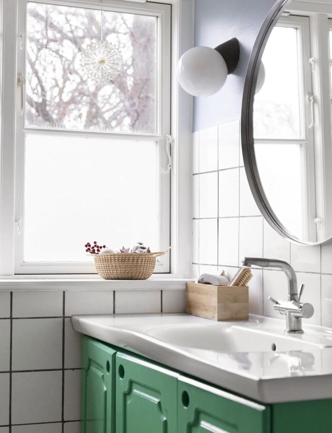 salle de bain commode vert mur carrelage blanc