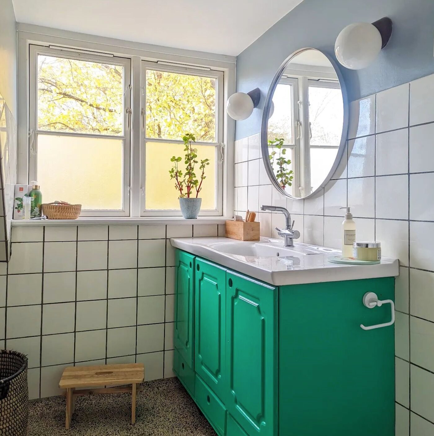 salle de bain mur carrelage blanc miroir rond