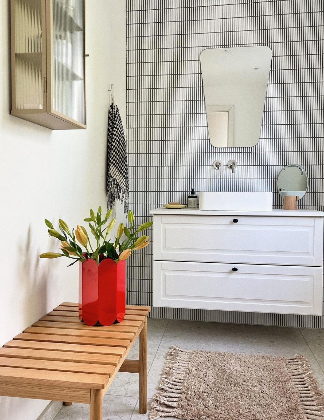 salle de bain mur carrelage tapis taupe banc bois