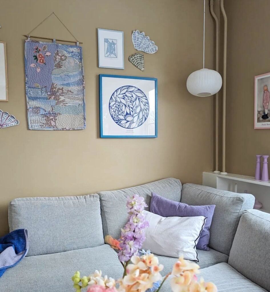 salon canape angle blanc mur marron taupe mur cadre abstrait pastel