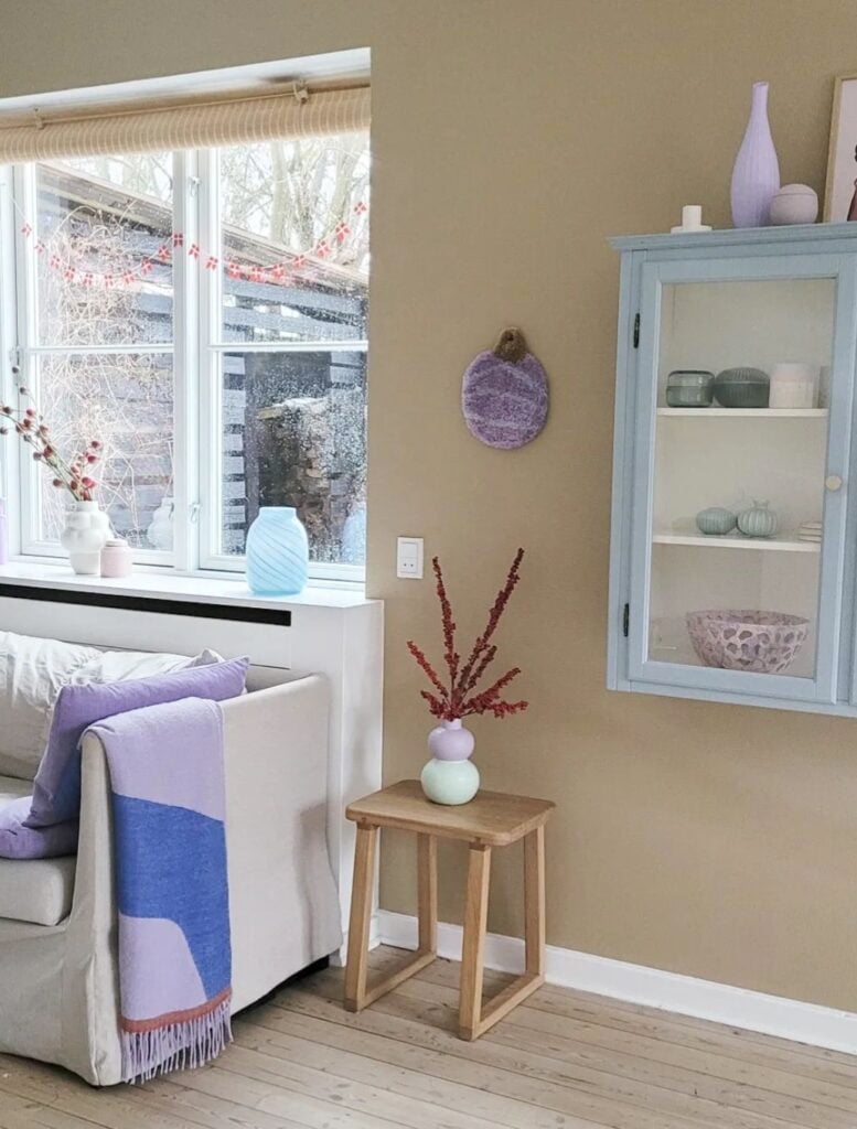 salon deco interieur bleu violet pastel lumineux epuree