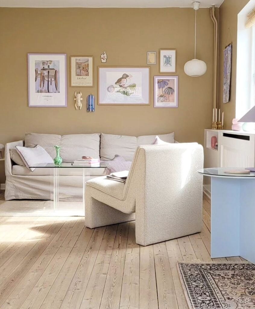 salon epuree minimaliste mur taupe canape blanc mur de cadre