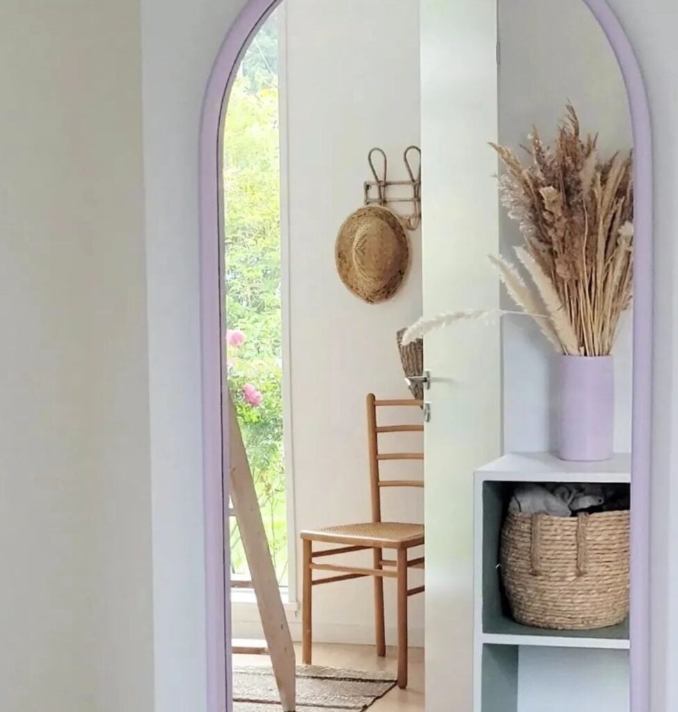 salon miroir violet mur marron taupe deco pastel