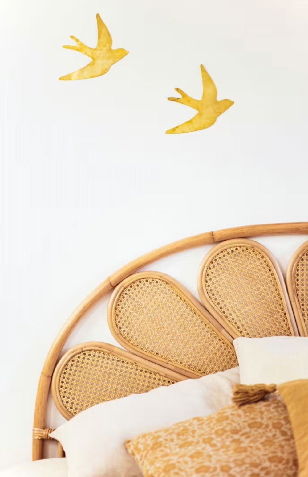 tete de lit cannage bois marron clair deco epuree jaune