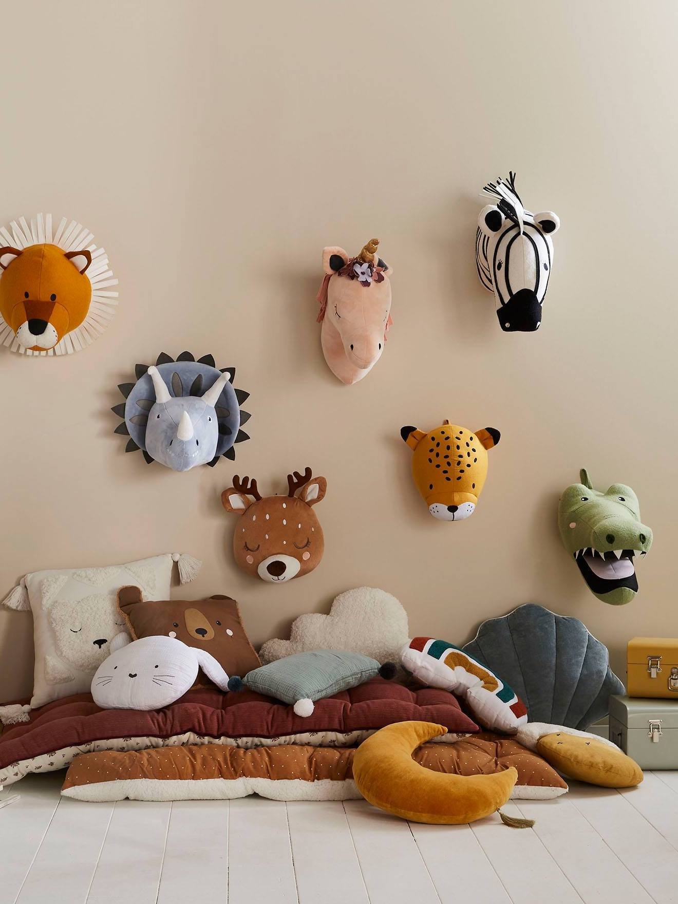 trophée mural peluche animal lion faon panthère dino