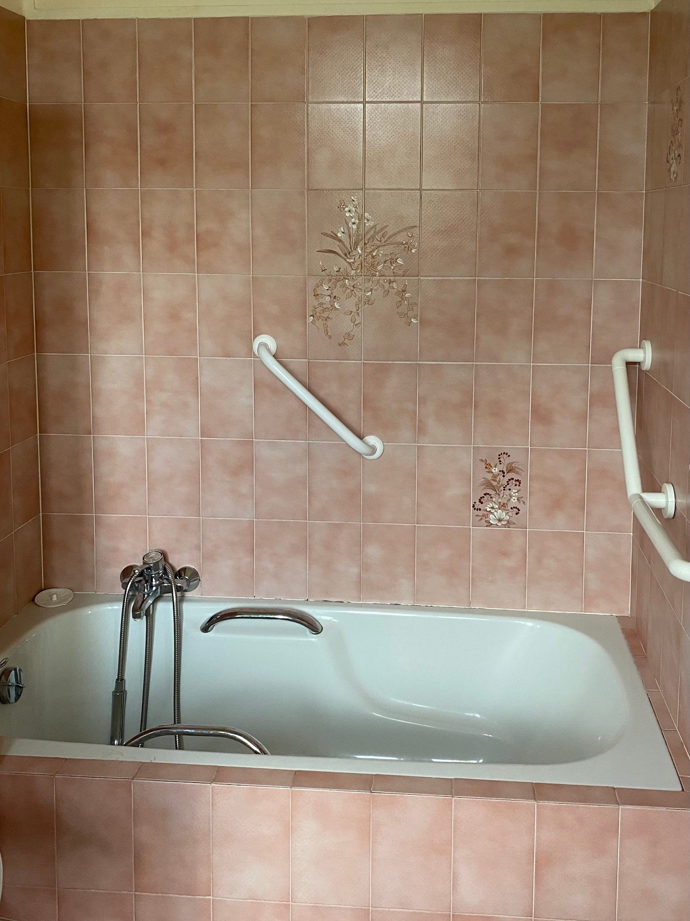 baignoire rétro rose vintage en carrelage faience
