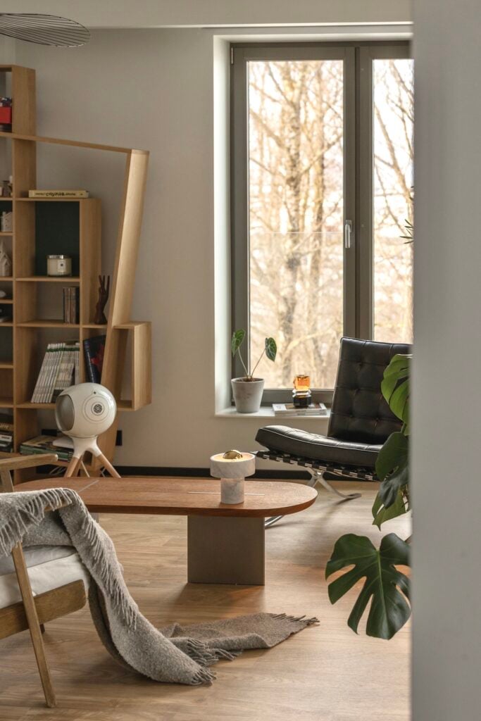 inspiration déco bois séjour cosy fauteuil cuir noir Bauhaus