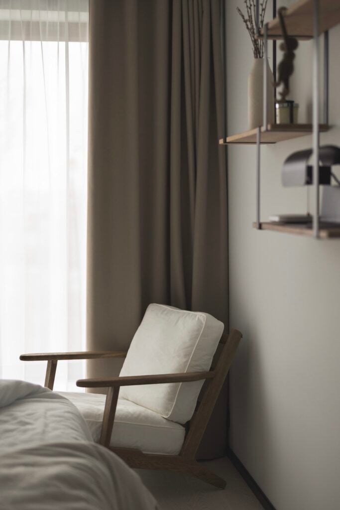 installer coin lecture chambre fauteuil lounge bois lin