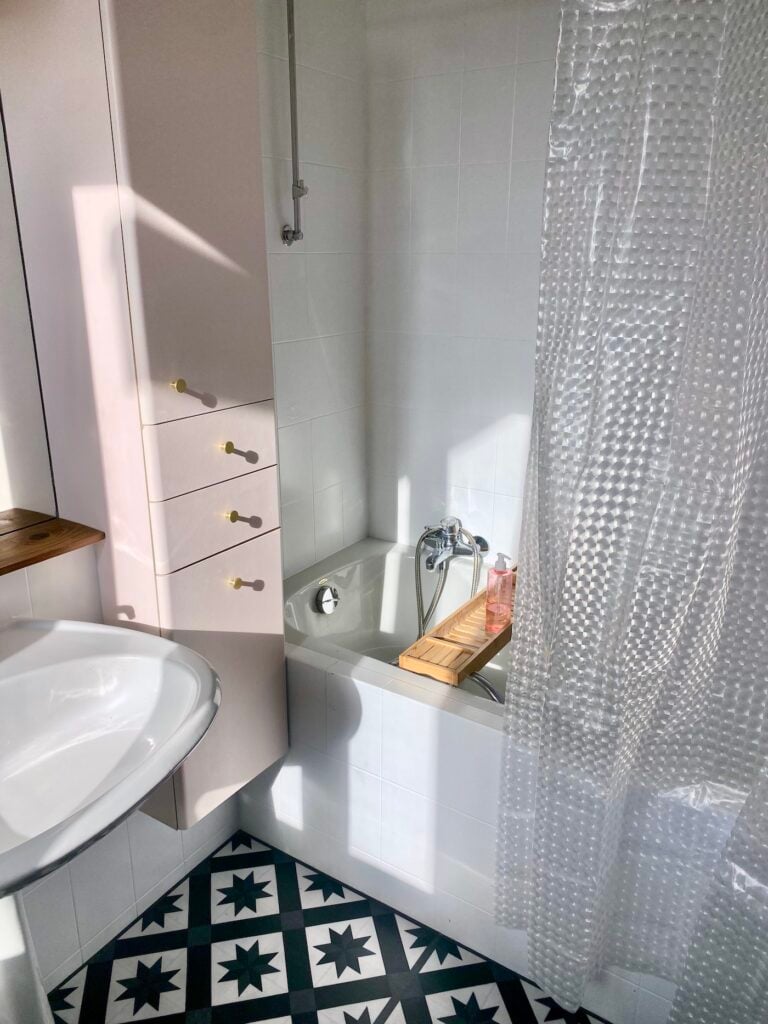 repeindre sa salle de bains blanche baignoire crédence carrelage