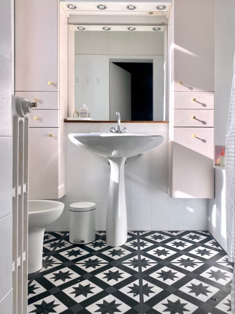 repeindre sa salle de bains rose blanc carreaux de ciment moderne