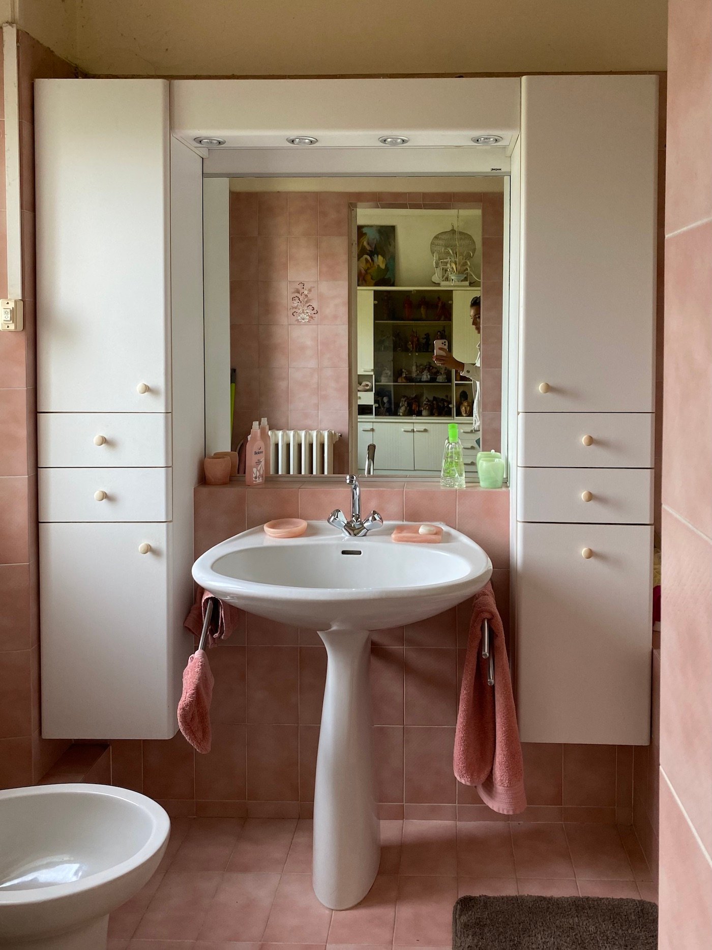 repeindre sa salle de bains vieillotte rose rétro