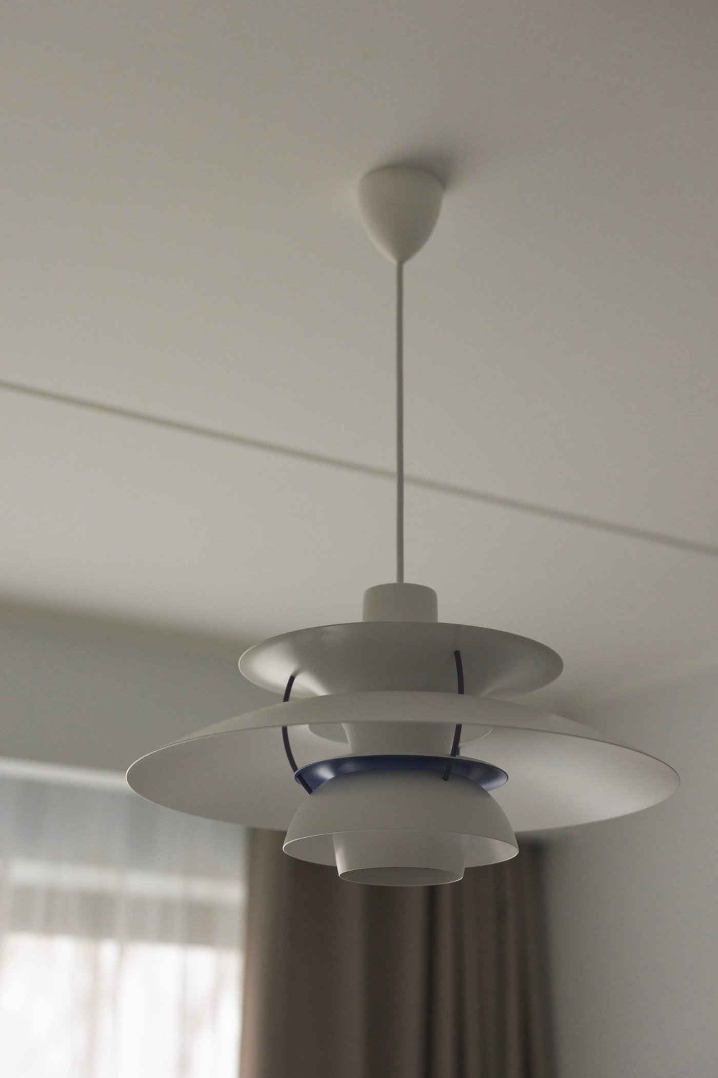 suspension design blanche violette bleu roi Klein