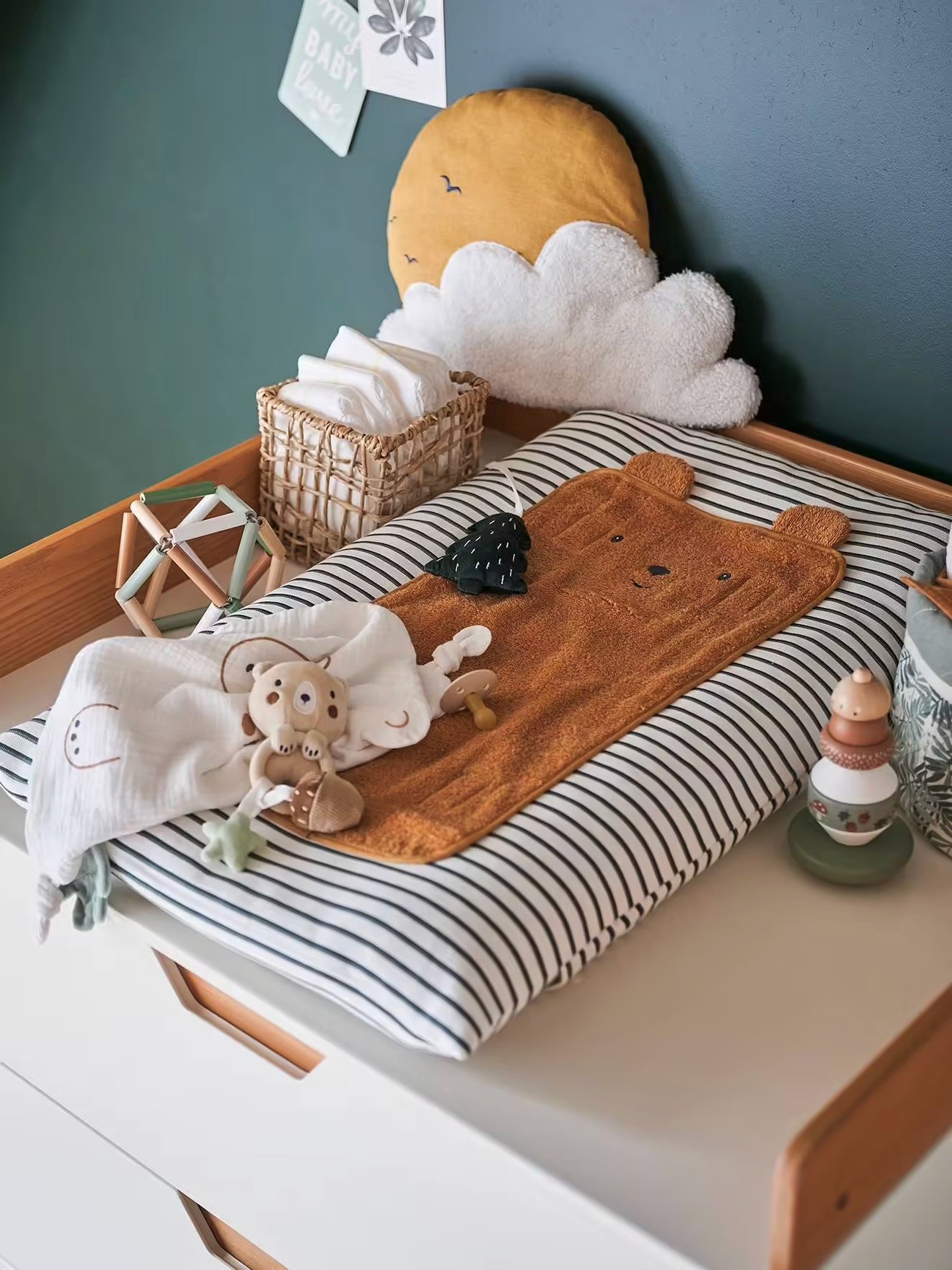 chambre bébé mur bleu déco jaune