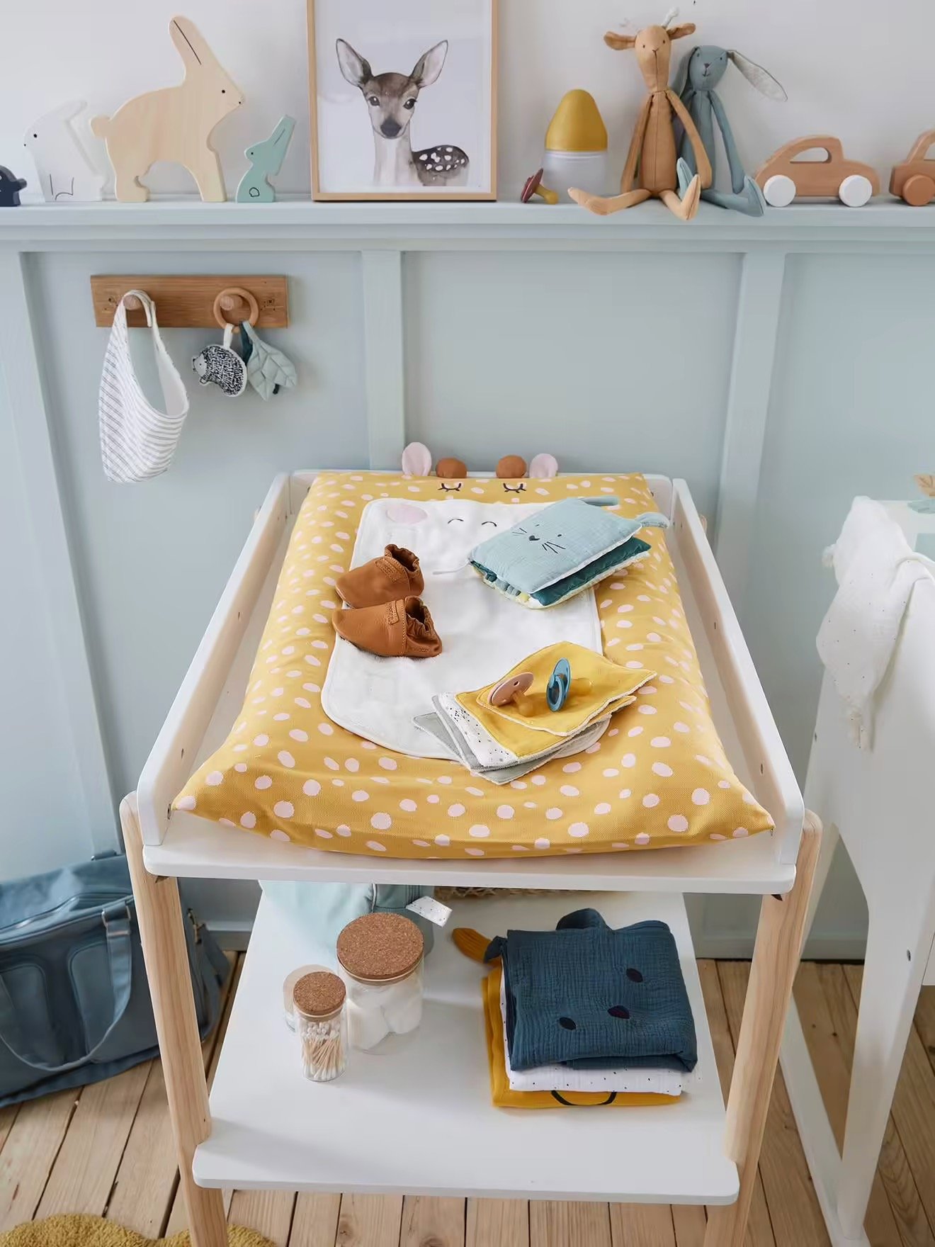 chambre enfant soubassement bois bleu clair blanc