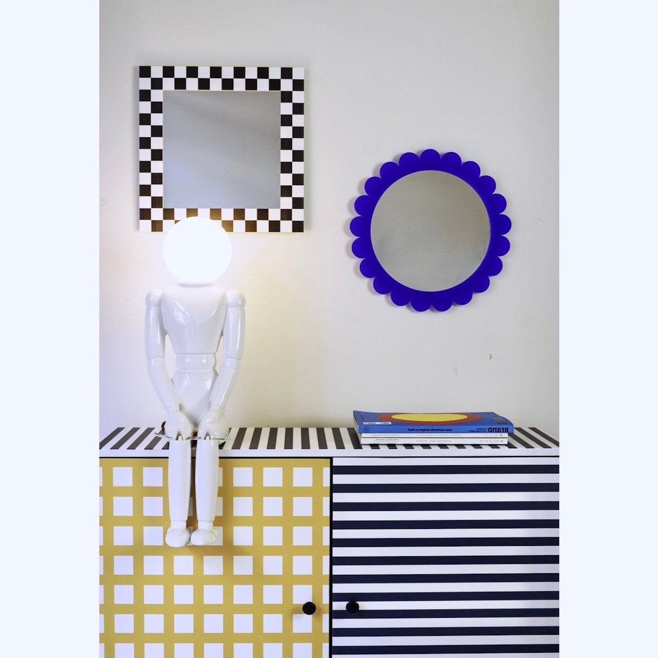 miroir acrylique bleu roi Klein style Memphis