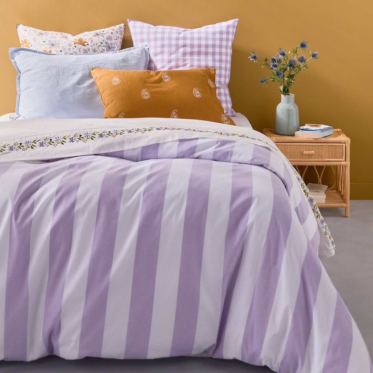 chambre colorée violette parme jaune moutarde couleur complémentaire