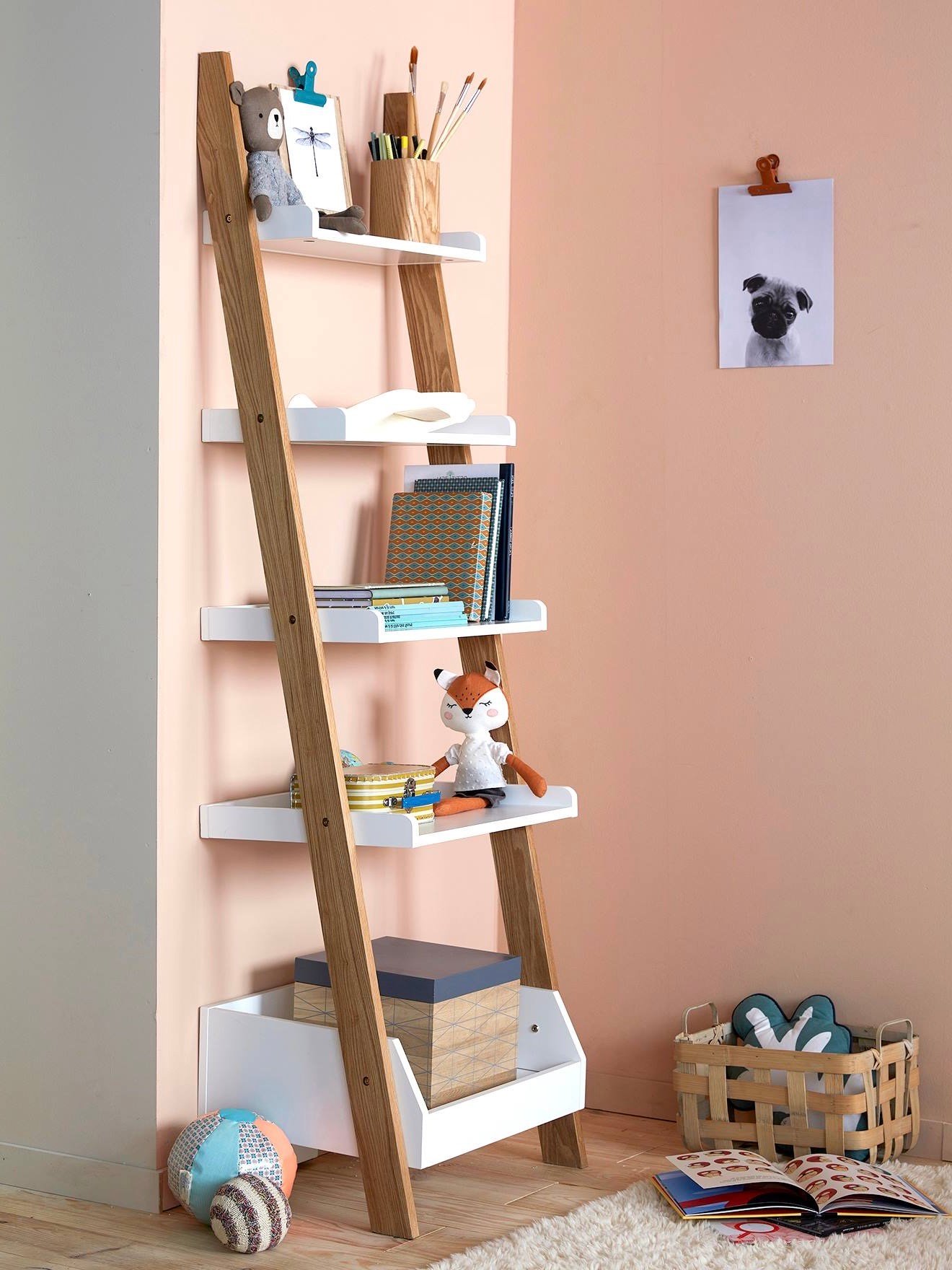 chambre enfant mur peinture rose pêche étagère échelle