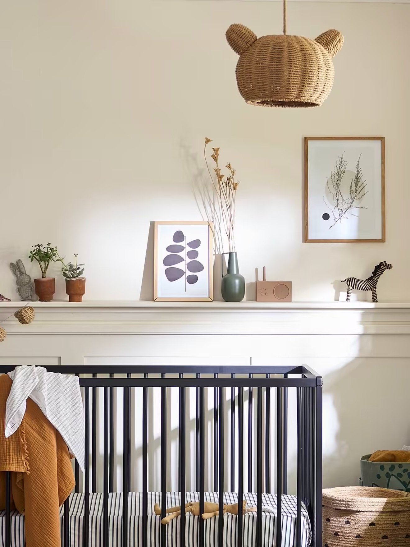 petite chambre 5m2 bébé garçon déco soubassement étagère