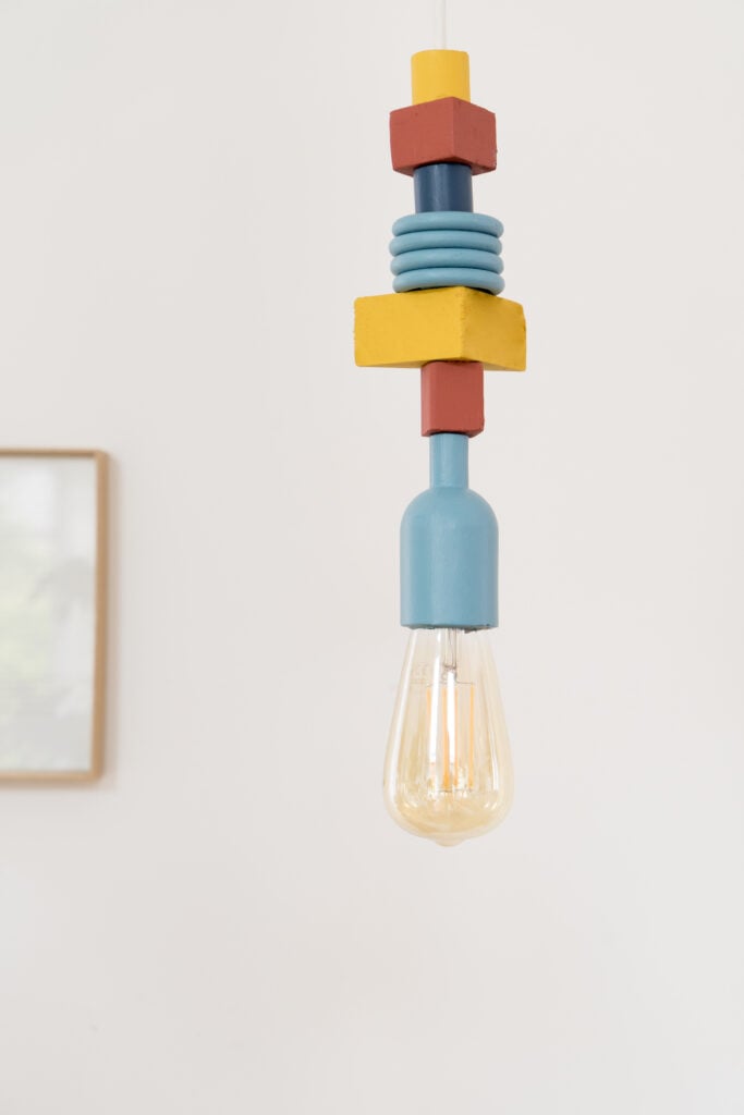 DIY lampe bois suspension colorée graphique