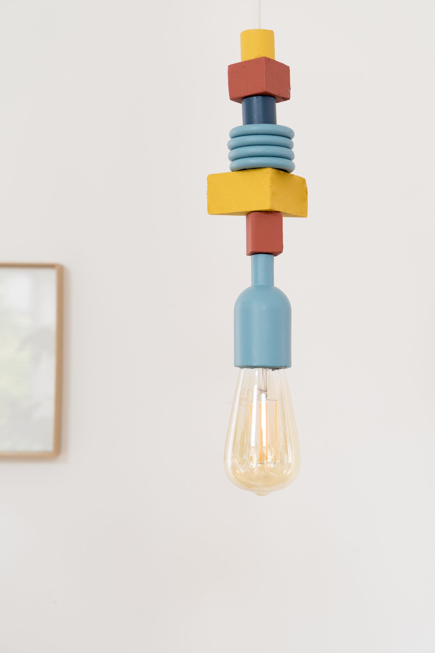 DIY lampe bois suspension colorée graphique