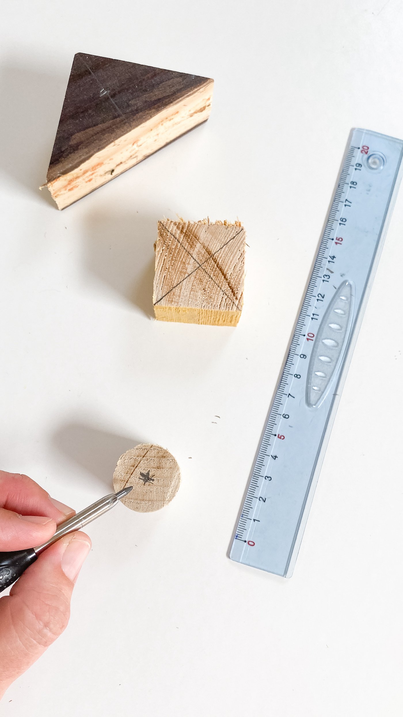 diy lampe bois chutes tasseaux tringle