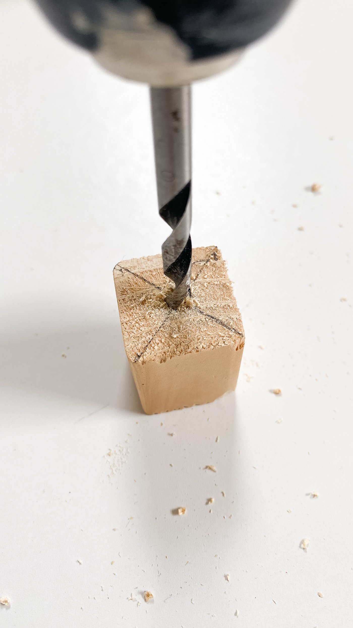 perceuse trouer cube bois milieu technique